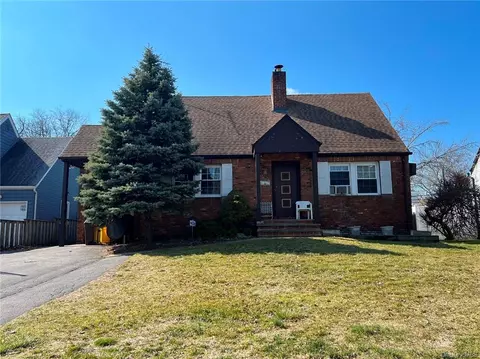 53 Berwick Rd, Hewlett, NY 11557