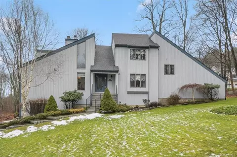 22 Hillside Trl, Mahopac, NY 10541