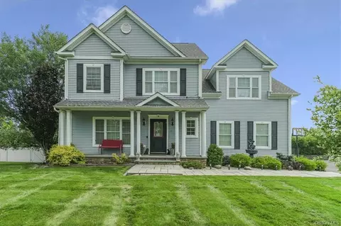 16 Deangelis Dr, Monroe, NY 10950