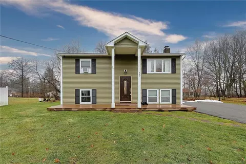 35 Donna Ln W, Wallkill, NY 12589