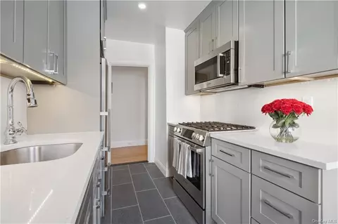 294 Bronxville Rd #3B, Yonkers, NY 10708