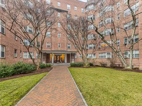 235 Garth Rd #E1J, Scarsdale, NY 10583