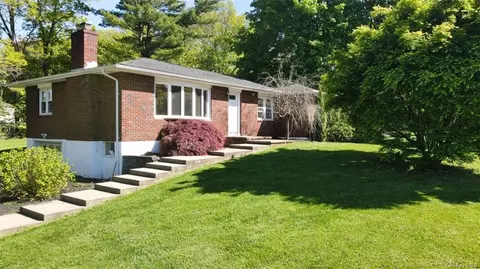 37 Oxford Rd, New Windsor, NY 12553