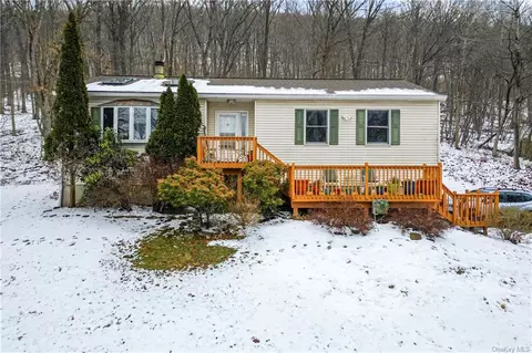 93 Mountain Ln, Beacon, NY 12508