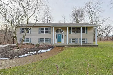 483 Sheafe Rd, Poughkeepsie, NY 12590