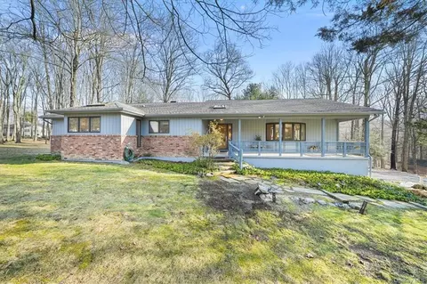 16 Twin Brooks Dr, Chester, NY 10918