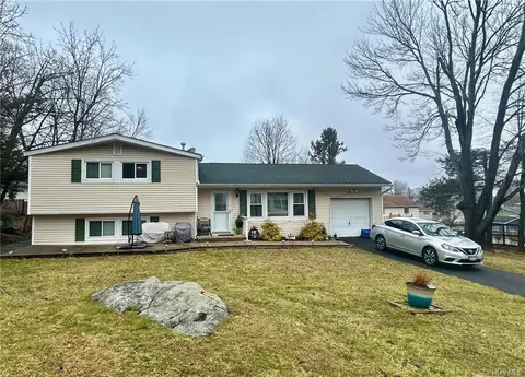 6 Haight Dr, New Windsor, NY 12553