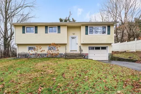 16 Young St, Cortlandt, NY 10567