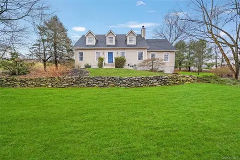 62 Ryan Ct, New Windsor, NY 12553