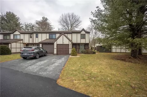 8 Amber Ct, Poughkeepsie, NY 12603