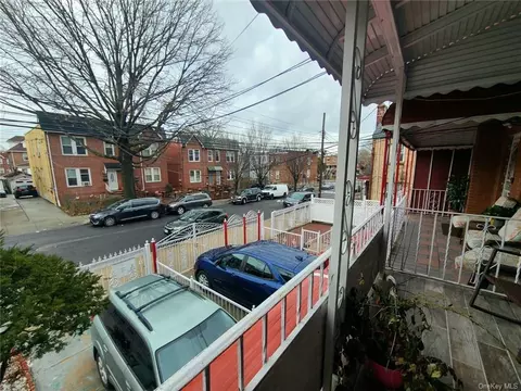 950 E 218th St, Bronx, NY 10469