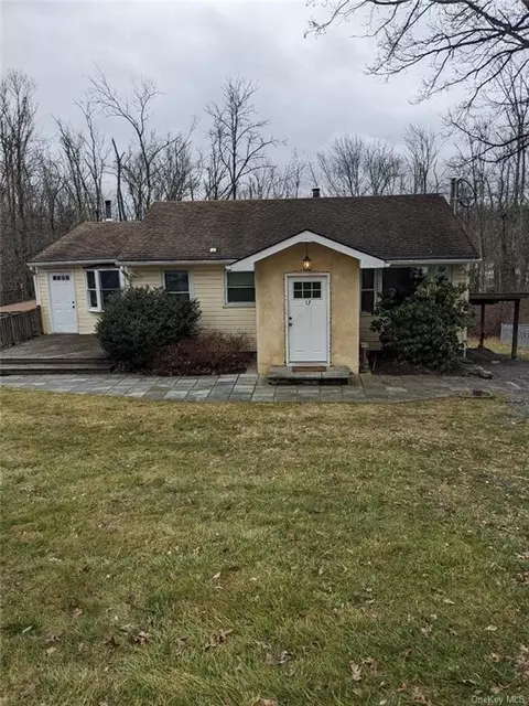 17 Sunny Ln, Woodbury Town, NY 10930