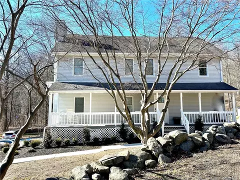 31 Gilbert Ln, Putnam Valley, NY 10579