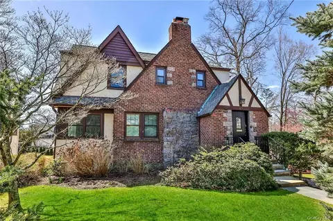 25 Aberfoyle Rd, New Rochelle, NY 10804