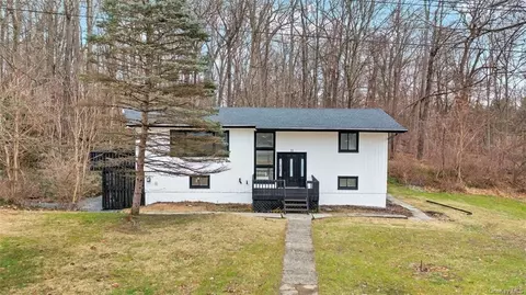 22 Susan Ln, Poughkeepsie, NY 12603