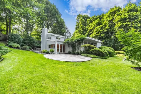 121 Palmer Ln, Mount Pleasant, NY 10594