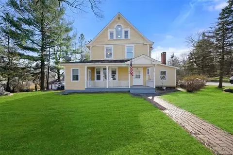 17 Summit Ave, Woodbury Town, NY 10917