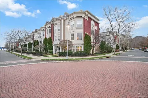 1 Harbor Pointe Dr, Haverstraw, NY 10927