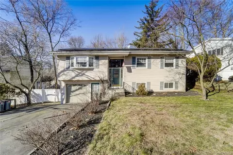 713 Abbey Ln, Clarkstown, NY 10989