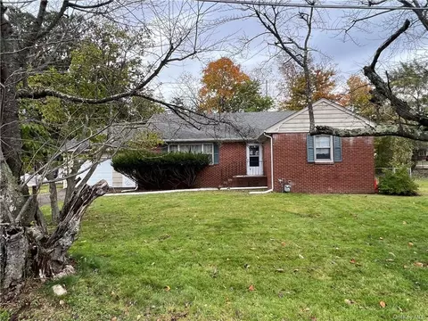 4 Crestwood Dr, Clarkstown, NY 10956