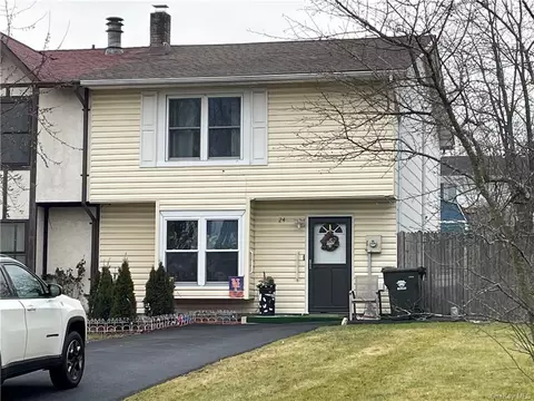 24 Black Stallion Ct, Wallkill, NY 10940
