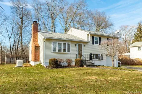 19 Birchwood Dr, Rhinebeck, NY 12572