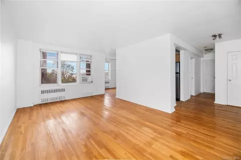 42 Pine St #5T, Yonkers, NY 10701