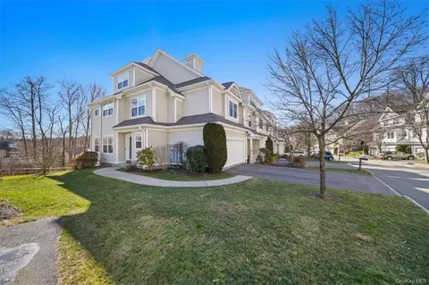 106 Hillcrest Ln, Peekskill, NY 10566