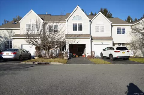 49 Spruce Ridge Dr, Fishkill, NY 12524