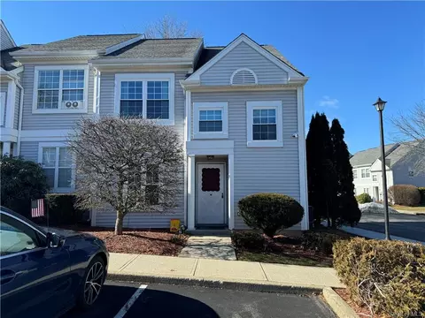 15 Kendal Ln, Wallkill, NY 10940