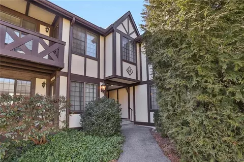 64 Foxwood Dr #7, Mount Pleasant, NY 10570