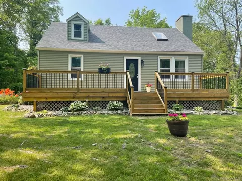 222 Cardinal Rd, Hyde Park, NY 12538