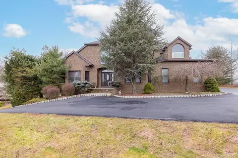 6 Stammers Ln, Stony Point, NY 10980
