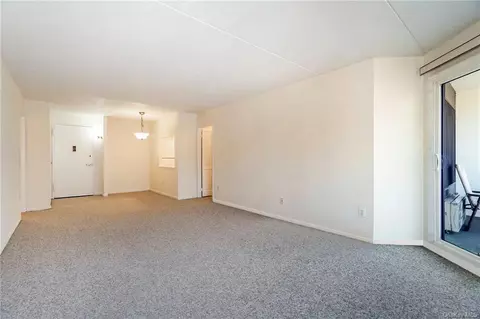 300 High Point Dr #714, Greenburgh, NY 10530