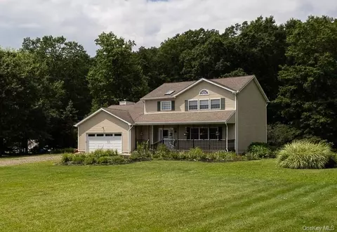 2 Laura Ln, New Hampton, NY 10958