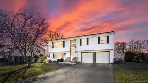 15 Guernsey Dr, New Windsor, NY 12553