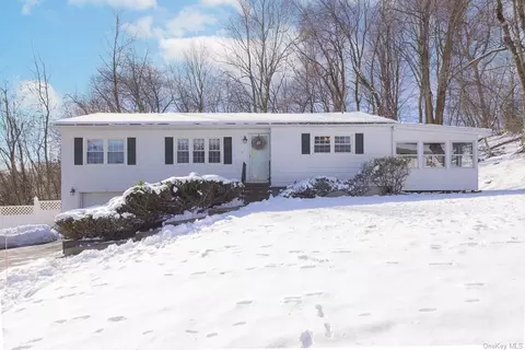 22 Deerfield Dr, Clarkstown, NY 10956