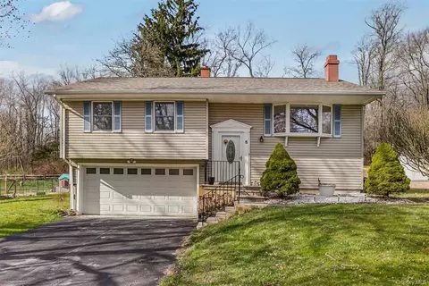 8 Grissom St, Warwick, NY 10990