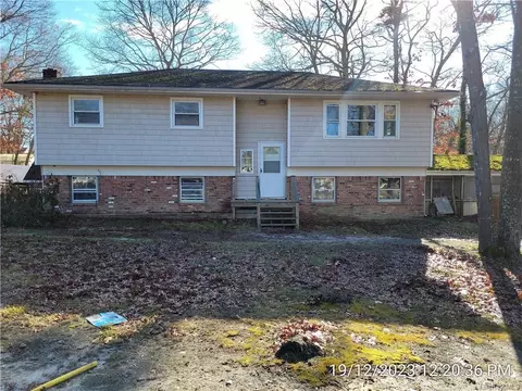 8 Beatrice Dr, Shirley, NY 11967