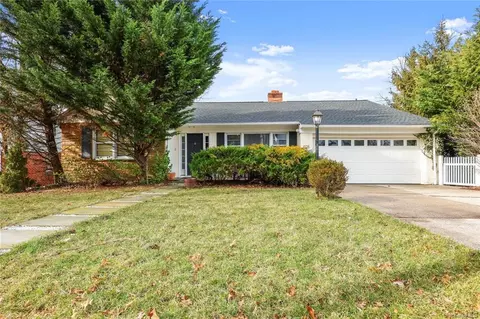 925 Split Rock Rd, Pelham, NY 10803