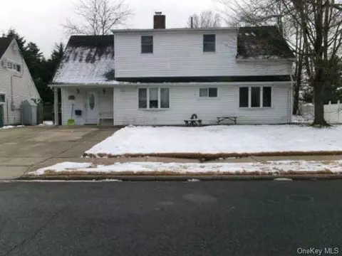 2 Mead Ln, Westbury, NY 11590