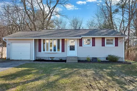 69 Cumberland Rd, Fishkill, NY 12524