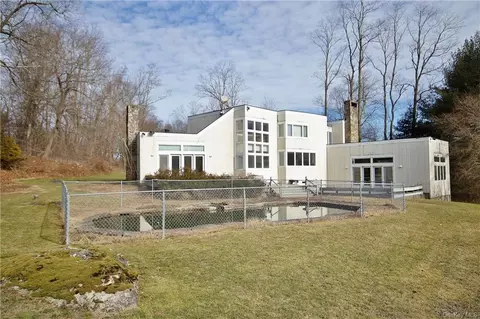 2 Barry Ct, Katonah, NY 10536