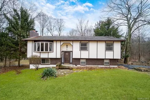 6 Shaker Ln, Hyde Park, NY 12538