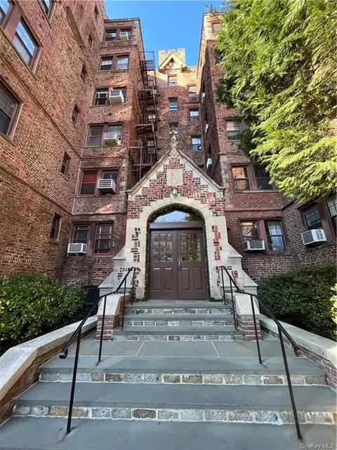 209 Garth Rd #3B, Scarsdale, NY 10583