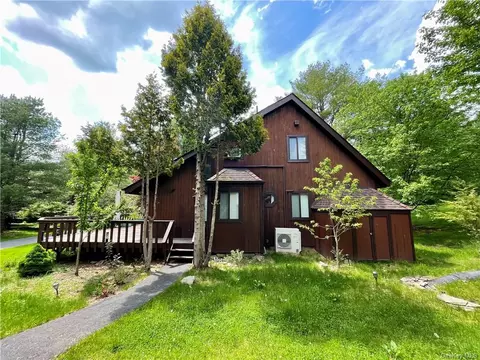 7 Lakeside Dr, Thompson, NY 12701
