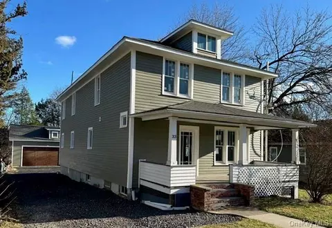 33 Highland Ave, Walden, NY 12586