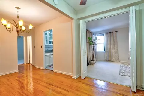 2 Fisher Dr #421, Mount Vernon, NY 10552