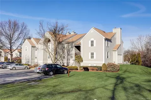1058 Washington Grn, New Windsor, NY 12553