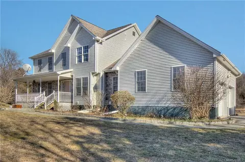 31 Hartstone Dr, La Grange, NY 12603